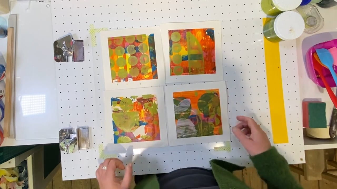Vier farbige Siebdrucke auf dem Drucktisch
